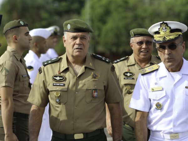 O Comandante do Exército, Marco Freire Gomes,  participa de cerimônia alusiva ao primeiro aniversário da Escola Superior de Defesa