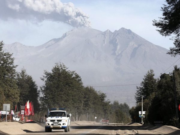 Vulcão Calbuco continua a expelir cinzas no vilarejo Ensenada, na região de Los Lagos, Sul do Chile