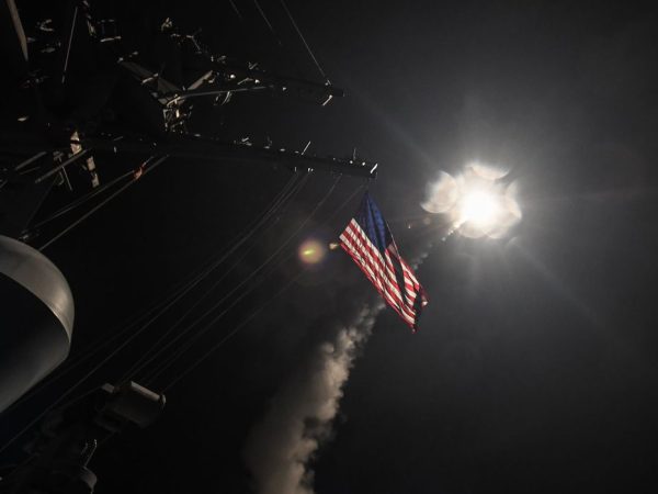 Imagem de Divulgação da Marinha norte-americana mostra o lançamento de um míssil guiado destroyer em ofensiva contra uma base aérea síria