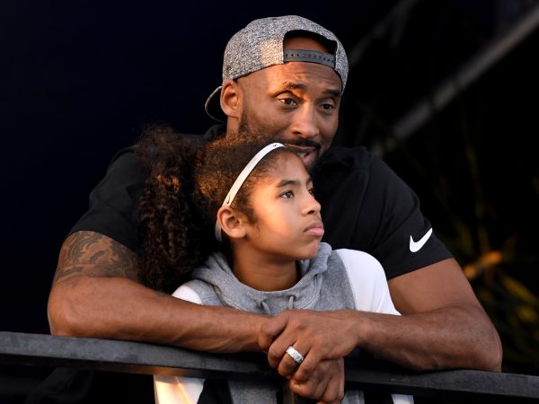Kobe Bryant e a filha de 13 anos Gianna Maria, em foto de julho de 2018 — Foto: Harry How/Getty Images via AFP/Arquivo
