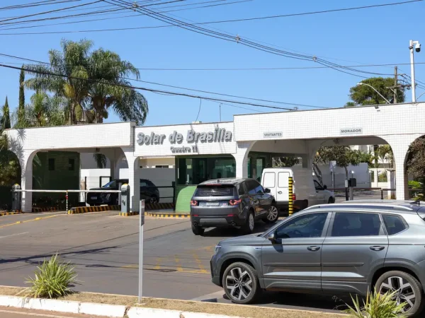 Brasília (DF) 07/08/2025 Fachada do condomínio Solar de Brasília, onde mora e cumpre prisão domiciliar o ex-presidente Jair Bolsonaro.  Foto: Fabio Rodrigues-Pozzebom/ Agência Brasil