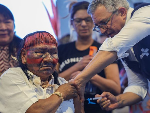 Brasília (DF) 09/04/2025 O ministro da Saúde, Alexandre Padilha, vacina indígenas durante a plenária de saúde indígena no Acampamento Terra Livre   Foto: Fabio Rodrigues-Pozzebom/ Agência Brasil