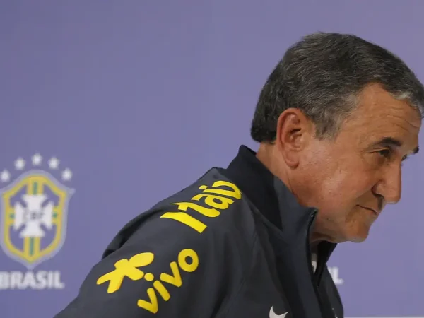 Carlos Alberto Parreira participa de entrevista na Granja Comary (Leo Correa/AP/Direitos Reservados)