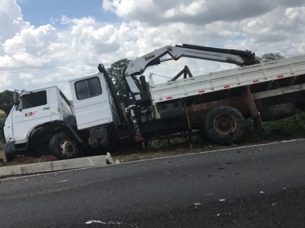 O acidente tipo colisão envolveu um caminhão e um carro tipo Fiat Uno