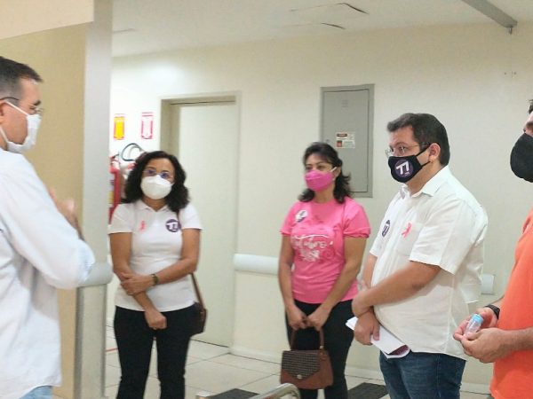 O candidato a prefeito de Caicó visitou o Hospital de Oncologia do Seridó, ao lado de sua vice Vilma Medeiros — Foto: Divulgação
