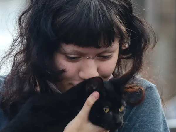 Canoas (RS), 21/05/2024 – CHUVAS/ RS - RESGATE - Como as águas ainda estão altas, várias pessoas continuam resgatando animais em Mathias Velho, Canoas. - Tutora consegue resgatar seu gato em Mathias Velho.   Foto: Rafa Neddermeyer/Agência Brasil