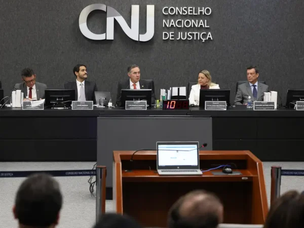 02/04/2024, - Sessão plenária da CNJ para julgar processo disciplinar contra juiz por suspeita de participação político-partidária. Na mesa: Mansour Elias Karmouche (OAB), José Adonis Callou (MPF), Jorge Messias (AGU), Luís Roberto Barroso (Pres. do STF e do CNJ), Cynthia Maria Pina Resende (TJE-BA), Fernando Antonio Garcia (TJE-SP), Anelize Lenzi Ruas de Almeida (Fazenda Nacional).  Foto: Antonio Cruz/Agência Brasil