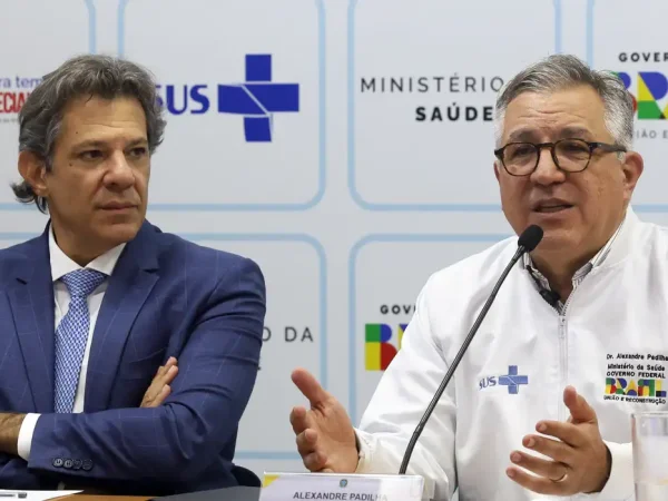 Brasília (DF), 24/06/2025 - Os ministros da Fazenda, Fernando Haddad, e da Saúde, Alexandre Padilha, durante entrevista coletiva para falar sobre a troca de dívidas tributárias de hospitais privados e filantrópicos com a União por prestação de atendimento especializado para os pacientes do SUS. A medida faz parte do programa Agora Tem Especialistas – lançado recentemente pelo Ministério da Saúde – e busca ampliar a capacidade de atendimento, a fim de reduzir a fila de espera por consultas, exames e cirurgias no SUS. Foto: Antonio Cruz/Agência Brasil