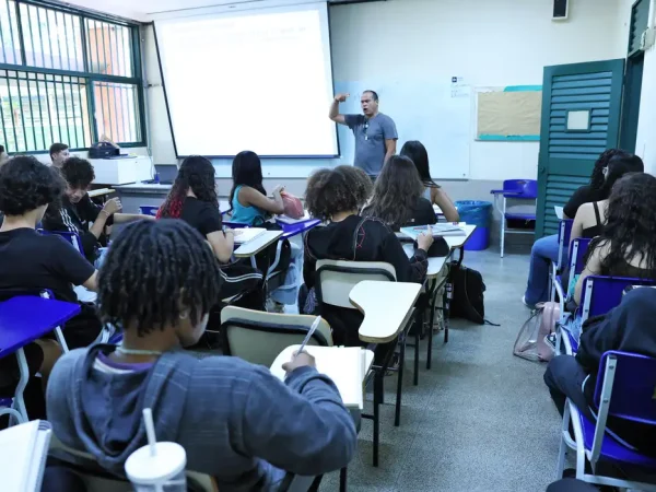 Brasília (DF), 13/02/2025 - Programa Pé de Meia. Professor durante aula para alunos da escola Setor Oeste. Foto: Antônio Cruz/Agência Brasil