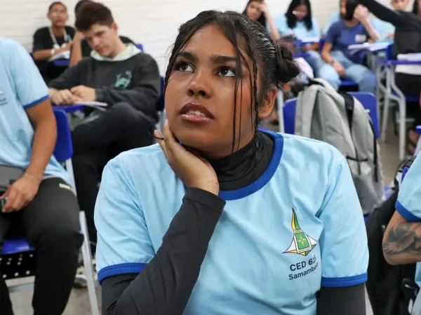 Brasília (DF), 19/02/2025 - Programa Pé-de-Meia. A aluna da escola CED619  da Samambaia, Aline Rocha Soares. Foto: Antônio Cruz/Agência Brasil