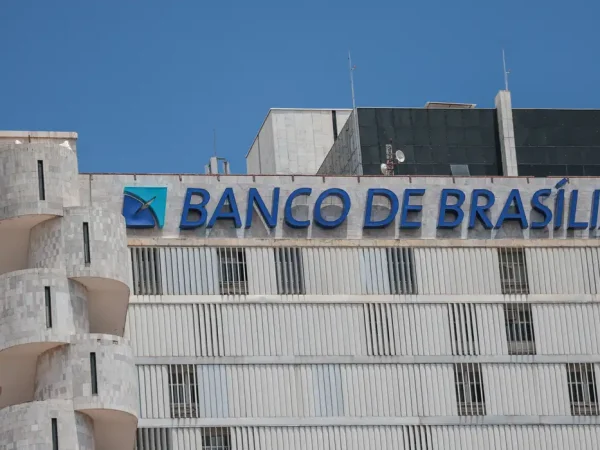 Brasília (DF), 19/11/2025 – Fachada do prédio do banco de Brasília (BRB).  Em março de 2025, o conselho do Banco BRB aprovou a compra de 58% do capital do Banco Master, valor estimado em R$ 2 bilhões.
O acordo previa que o BRB, uma sociedade de capital e controlada majoritariamente pelo Governo do Distrito Federal (GDF)
Foto: Joédson Alves/Agência Brasil