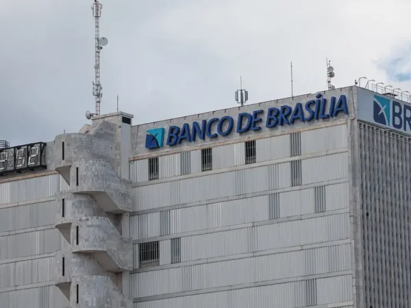 Brasília (DF), 19/11/2025 – Fachada do prédio do banco de Brasília (BRB).  Em março de 2025, o conselho do Banco BRB aprovou a compra de 58% do capital do Banco Master, valor estimado em R$ 2 bilhões.
O acordo previa que o BRB, uma sociedade de capital e controlada majoritariamente pelo Governo do Distrito Federal (GDF)
Foto: Joédson Alves/Agência Brasil