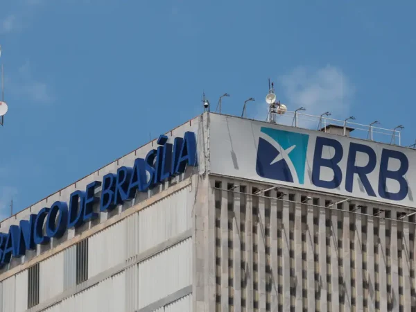 Brasília (DF), 19/11/2025 – Fachada do prédio do banco de Brasília (BRB).  Em março de 2025, o conselho do Banco BRB aprovou a compra de 58% do capital do Banco Master, valor estimado em R$ 2 bilhões.
O acordo previa que o BRB, uma sociedade de capital e controlada majoritariamente pelo Governo do Distrito Federal (GDF)
Foto: Joédson Alves/Agência Brasil