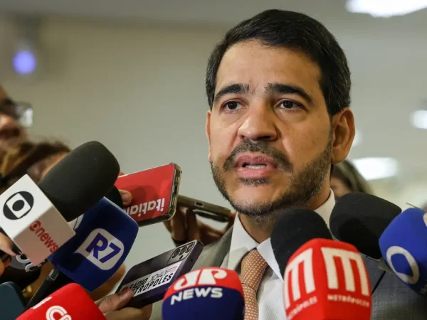 Brasília (DF), 30/05/2025. - O advogado-geral da União, Jorge Messias, durante entrevista em uma agência dos correios.
A partir desta sexta-feira (30), aposentados e pensionistas do Instituto Nacional do Seguro Social (INSS) poderão consultar, contestar e acompanhar a análise de descontos indevidos em seus benefícios diretamente nas agências dos Correios.
Foto: Antonio Cruz/Agência Brasil