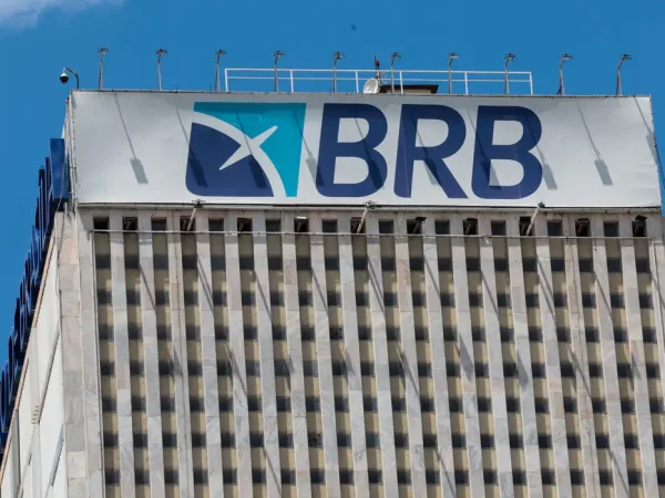 Brasília (DF), 19/11/2025 – Fachada do prédio do banco de Brasília (BRB).  Em março de 2025, o conselho do Banco BRB aprovou a compra de 58% do capital do Banco Master, valor estimado em R$ 2 bilhões.
O acordo previa que o BRB, uma sociedade de capital e controlada majoritariamente pelo Governo do Distrito Federal (GDF)
Foto: Joédson Alves/Agência Brasil