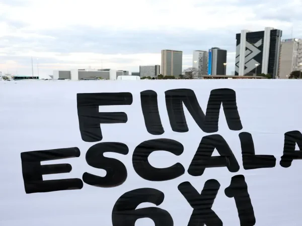 Brasília (DF), 10/07/2025 - Protesto à atuação do Congresso Nacional na justiça tributária com a taxação dos super ricos, fim da escala 6×1 e a isenção de Imposto de Renda para quem ganha até R$ 5 mil, realizado na Rodoviária de Brasília. Foto: Valter Campanato/Agência Brasil