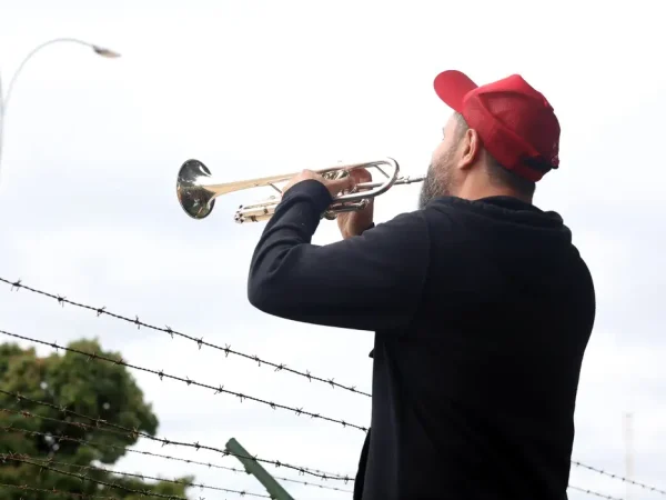 Brasília (DF), 22/11/2025 - Trompetista em frente a sede da Polícia Federal após a prisão do ex-presidente Jair Bolsonaro. Foto: Valter Campanato/Agência Brasil