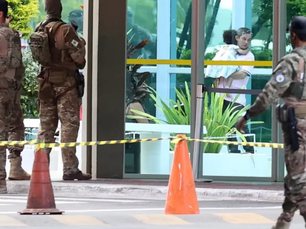 Brasília (DF), 22/05/2025 - Policiais militares em frente a área isolada no Ministério do Desenvolvimento Social - MDS durante operação que investiga homem com pacote suspeito. Foto: Valter Campanato/Agência Brasil