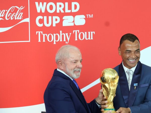Brasília (DF), 26/02/2026 - Presidente da República, Luiz Inácio Lula da Silva, e o ex-jogador Cafú, durante cerimônia de apresentação das taças da Copa do Mundo de 2026 e da Copa do Mundo Feminina de 2027, realizado no Palácio do Planalto. Foto: Valter Campanato/Agência Brasil