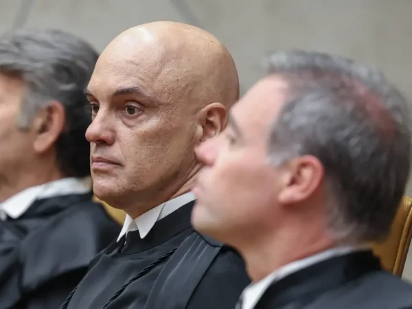 Brasília (DF), 29/09/2025 – Posse do novo presidente do Supremo Tribunal Federal (STF), Edson Fachin, ele foi eleito para suceder o ministro Luís Roberto Barroso, cujo mandato terminou ontem (28). Também assume o cargo o novo vice-presidente, Alexandre de Moraes (c). Os dois ministros comandarão o Supremo pelos próximos dois anos (2025-2027).
Foto: Valter Campanato/Agência Brasil