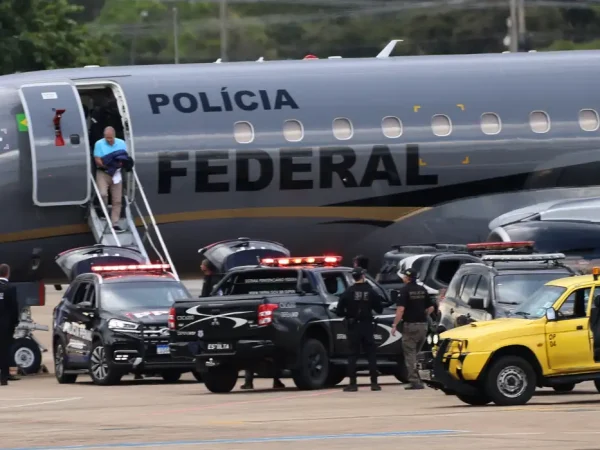 Brasília- DF 24-03-2024.  Os mandantes do assassinato de Marielle Franco descendo do avião da PF no aeroporto de Brasília. Foto José Cruz/ Agência Brasil.