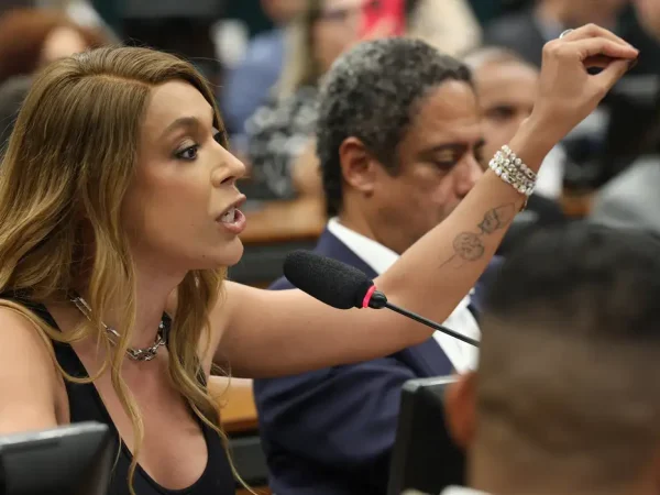 Brasília-DF – 15/04/2026 – Reunião da Comissão de Constituição e Justiça (CCJ) da Câmara para leitura do relatório do deputado Paulo Azi da proposta de emenda à Constituição (PEC 221/2019) que reduz a jornada de trabalho a 36 horas. A oposição pediu vistas. ( Deputada Erika Hilton) Foto: Lula Marques/ Agência Brasil.