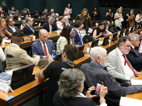 Brasília-DF – 15/04/2026 – Reunião da Comissão de Constituição e Justiça (CCJ) da Câmara para leitura do relatório do deputado Paulo Azi da proposta de emenda à Constituição (PEC 221/2019) que reduz a jornada de trabalho a 36 horas. A oposição pediu vistas. Foto: Lula Marques/ Agência Brasil.