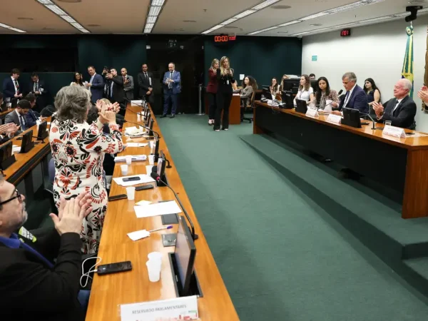Brasília-DF – 22/04/2026 – CCJ da Câmara vota PEC que reduz jornada de trabalho a 36h semanais em 10 anos.
Foto: Lula Marques/ Agência Brasil.