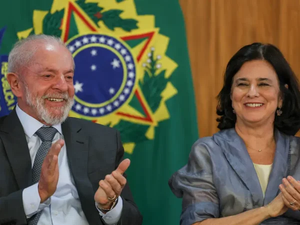 Brasília (DF), 25/02/2025 - Presidente Luiz Inácio Lula da Silva (e) ao lado da ministra da saúde, Nísia Trindade (d), durante cerimônia de assinatura de parcerias para fortalecimento da produção e inovação de vacinas e biofármacos
Foto: Jose Cruz/Agência Brasil