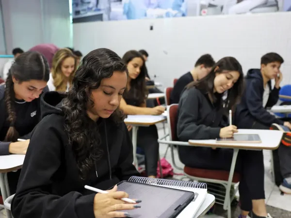 Brasília (DF), 24/10/2024 - Alunos do colégio Galois em sala de aula na preparação dos últimos dias antes da prova do Enem 2024.  Foto: José Cruz/Agência Brasil