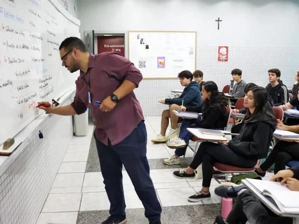 Brasília (DF), 24/10/2024 - Professor do colégio Galois, Samuel Rbeiro Costa, em sala de aula com alunos na preparação nos últimos dias antes da prova do Enem 2024.  Foto: José Cruz/Agência Brasil