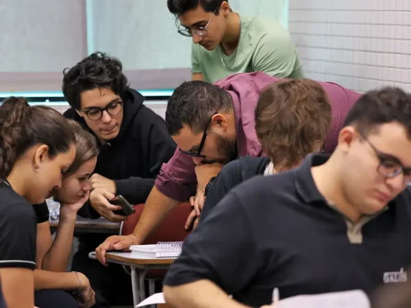 Brasília (DF), 24/10/2024 - Professor do colégio Galois, Samuel Rbeiro Costa, em sala de aula com alunos na preparação nos últimos dias antes da prova do Enem 2024.  Foto: José Cruz/Agência Brasil