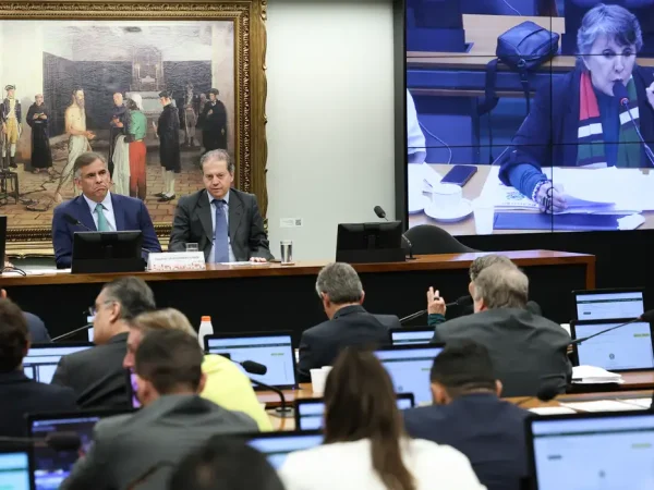 Brasília – DF – 10/06/2026 – Reunião da Comissão de Constituição e Justiça da Câmara que aprovou a proposta de emenda à Constituição (PEC 32/2025) que estabelece a maioridade civil e penal aos dezesseis anos de idade. Foto: Lula Marques/Agência Brasil.
