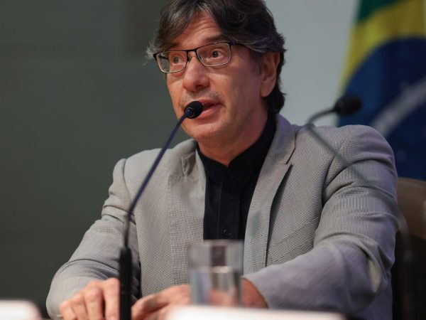 Brasília (DF) 24/04/2024 – O Ministério das Mulheres divulga o Relatório Anual Socioeconômico da Mulher (Raseam) 2024, em solenidade no Ministério da Justiça e Segurança Pública. O documento traz uma compilação descritiva e analítica de dados a partir de 2020, referentes ao perfil demográfico e socioeconômico das brasileiras. Ao todo, são sete eixos temáticos: Estrutura Demográfica; Autonomia Econômica e Igualdade no Mundo do Trabalho; Educação; Saúde Integral, Direitos Sexuais e Direitos Reprodutivos; Enfrentamento de todas as formas de violência contra as mulheres; Mulheres em espaços de poder e decisão; e Mulheres no Esporte. Na foto o presidente do IBGE, Marcio Pochmann.  Foto: Jose Cruz/ Agência Brasil