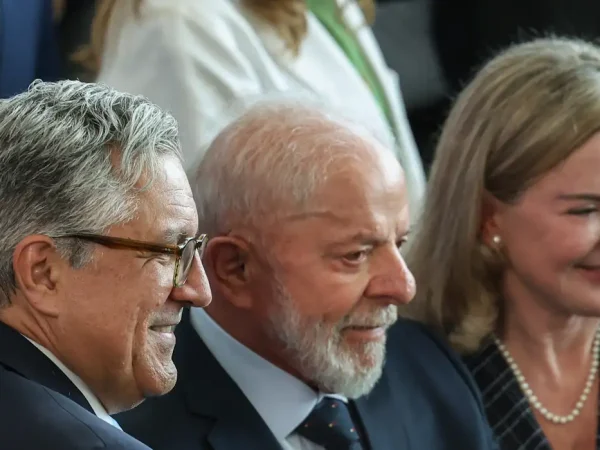 Brasília (DF), 10/03/2025 - O presidente Luiz Inácio Lula da Silva (c), posa para foto após  cerimônia de transmissões de cargos e posses, da ministra da secretaria de relações institucionais, Gleisi Hoffman (d) e ministro da saúde, Alexandre Padilha (e).
Foto: Jose Cruz/Agência Brasil