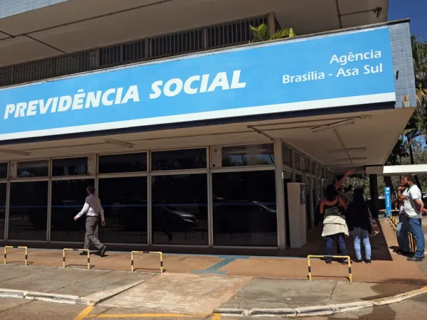 Brasília (DF), 17/07/2024 - Pessoas em frente a entrada da recepcção da Previdência Social. Foto: José Cruz/Agência Brasil