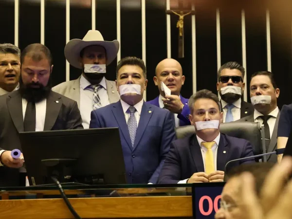 Brasília (DF), 05/08/2025 - Deputados de oposição fazem ato tampando a boca com esparadrapo durante sessão da Câmara dos Deputados. Foto: José Cruz/Agência Brasil