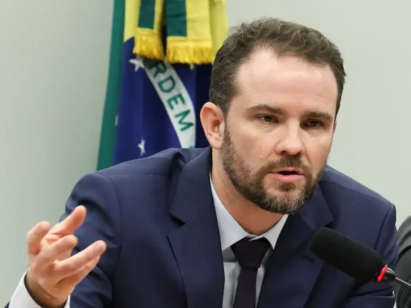 Brasília – DF – 12/05/2026 – Reunião da Comissão Especial da Câmara sobre o Fim da Escala 6x1 para debater os impactos econômicos da redução da escala de trabalho, sem redução de salário. Participou ministro da Fazenda, Dario Durigan. Foto Lula Marques/Agência Brasil