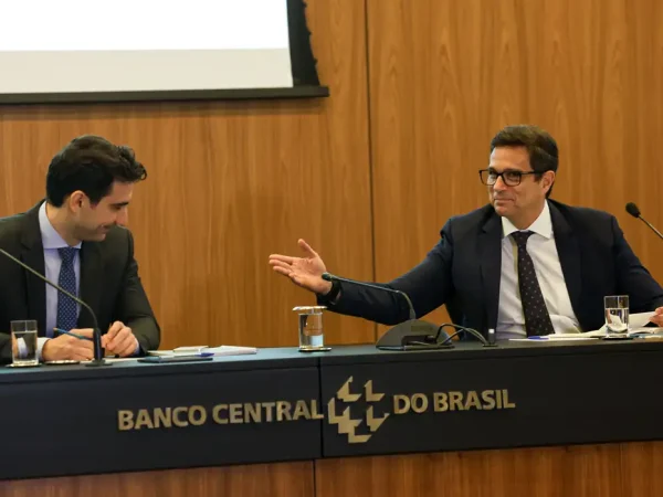 Brasília (DF) 19/12/2024 – O presidente interino do Banco Central, Gabriel Galípolo durante apresentação do relatório de Inflação do 4º trimestre, ao seu lado Roberto Campos Neto
Foto: Jose Cruz/Agência Brasil