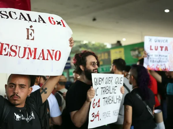 Brasília (DF), 01/05/2025 - Ato do Dia do Trabalhador pede o fim da escala 6x1 e melhores condições de trabalho e renda, realizado na Rodoviária do Plano Piloto. Foto: José Cruz/Agência Brasil