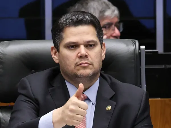 Brasília – DF- 21/05/2026 –  Senador Davi Alcolumbre durante Sessão do Congresso Nacional  para analisar vetos parciais à Lei de Diretrizes Orçamentárias (LDO) de 2026. Esses vetos impedem municípios inadimplentes com até 65 mil habitantes de firmar convênios e receber recursos federais. Foto: Lula Marques /Agência Brasil.