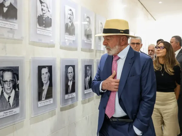 Brasília (DF), 09/01/2025 - O presidente Luiz Inácio Lula da Silva, passa pela galeria de fotos dos ex.presidentes do Brasil durante visita exposição sobre os atos contra democracia em 2023.
Foto: Jose Cruz/Agência Brasil