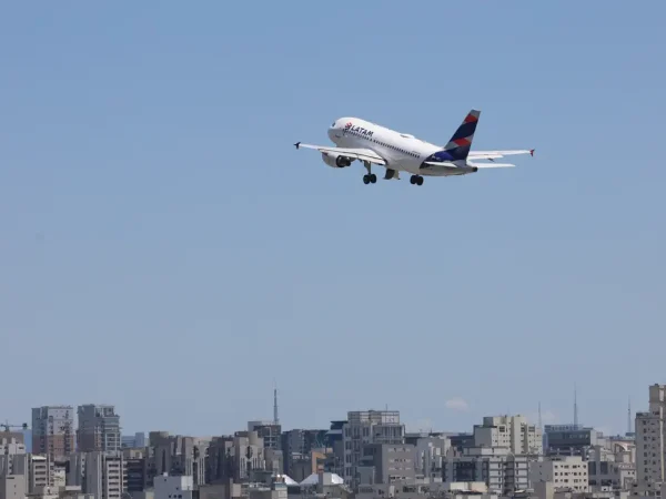 São Paulo (SP), 22/12/2025 - Avião da Latam Airlines decola do Aeroporto de Congonhas. Foto: Rovena Rosa/Agência Brasil
