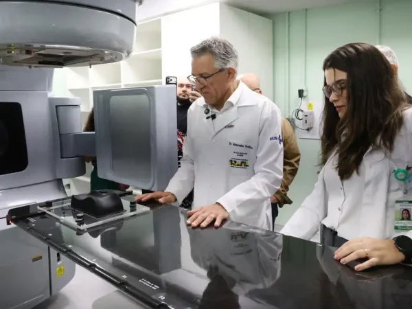 Rio de Janeiro (RJ), 27/06/2026 - O ministro da Saúde, Alexandre Padilha, visita o acelerador linear para a realização de radioterapia, equipamento entregue pelo Programa Agora Tem Especialistas para tratamento oncológico no Hospital Universitário Clementino Fraga Filho - HUCFF, na Cidade Universitária. Foto: Rovena Rosa/Agência Brasil