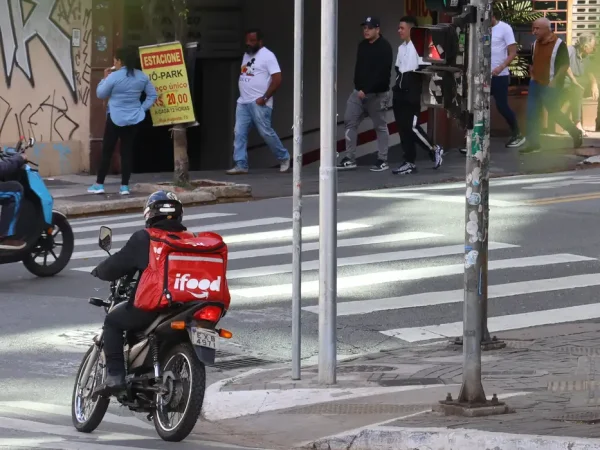 São Paulo (SP), 23/07/2025 - Motociclista entregador de comida pedida por aplicativo Ifood em Bela Vista. Foto: Rovena Rosa/Agência Brasil