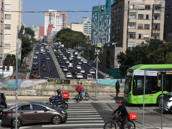 São Paulo (SP), 23/07/2025 - Movimento de ônibus, carros e motos no trânsito da rua Augusta, em Bela Vista. Foto: Rovena Rosa/Agência Brasil