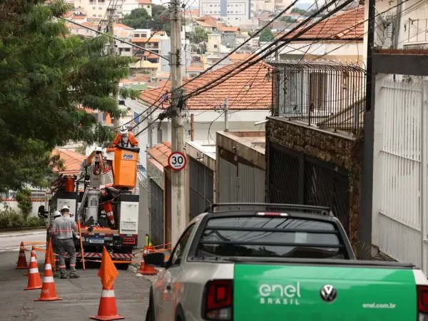 São Paulo (SP), 02/07/2025 - Trabalhadores da Enel trabalham para restabelecer a luz na Freguesia do Ó após rompimento de tubulação da Companhia de Saneamento Básico do Estado de São Paulo - Sabesp na rua Chico Paula. Foto: Rovena Rosa/Agência Brasil