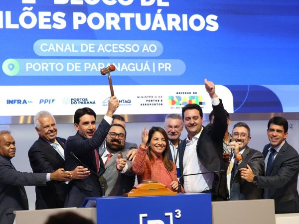 São Paulo (SP), 22/10/2025 - Ministro de Portos e Aeroportos, Silvio Costa Filho, e governador do Paraná, Ratinho Júnior, participam da batida do martelo para celebrar a conquista da concessão do canal de acesso aquaviário ao Porto de Paranaguá por 25 anos para o Consórcio Canal Galheta Dragagem, em leilão realizado pelo Ministério de Portos e Aeroportos e ANTAQ na B3. Foto: Rovena Rosa/Agência Brasil