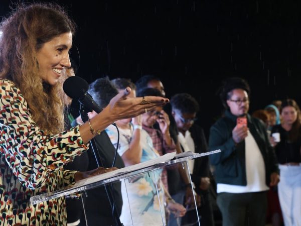 Rio de Janeiro (RJ), 04/03/2026 - A diretora de programação e conteúdo da EBC, Antonia Pellegrino, fala durante lançamento da campanho Feminicídio Nunca Mais, organizada pela NO MORE Foundation, Agência Brasileira de Promoção Internacional do Turismo - Embratur e Empresa Brasil de Comunicação - EBC, no monumento do Cristo Redentor.  Foto: Rovena Rosa/Agência Brasil