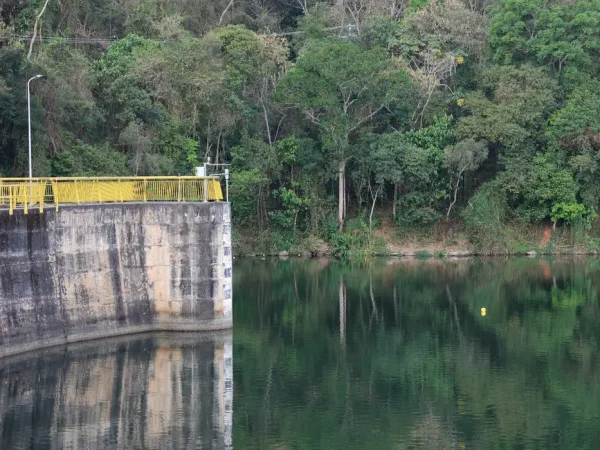 Franco da Rocha (SP), 30/09/2024 - Barragem do rio Juqueri que forma a represa Paulo de Paiva Castro, parte do sistema Cantareira, construída pela Sabesp para abastecer de água a cidade de São Paulo. Foto: Rovena Rosa/Agência Brasil